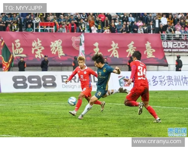 贵州足球迷模仿明星球员的热情与创意展现 贵州足球迷模仿明星球员的热情与创意展现